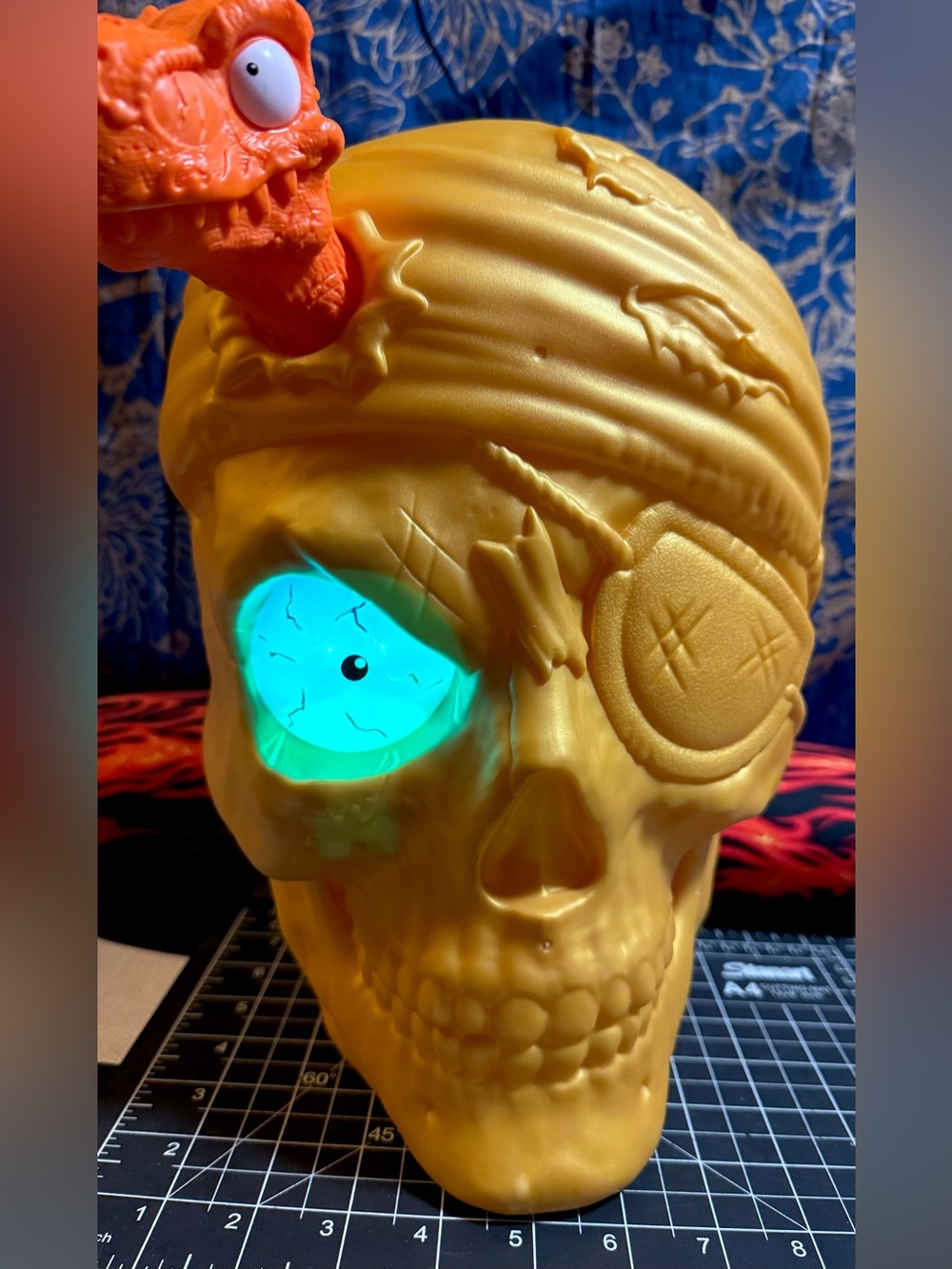 ZURU Giant Skull Flashing Eye Color Change Talks Halloween Blow Mold